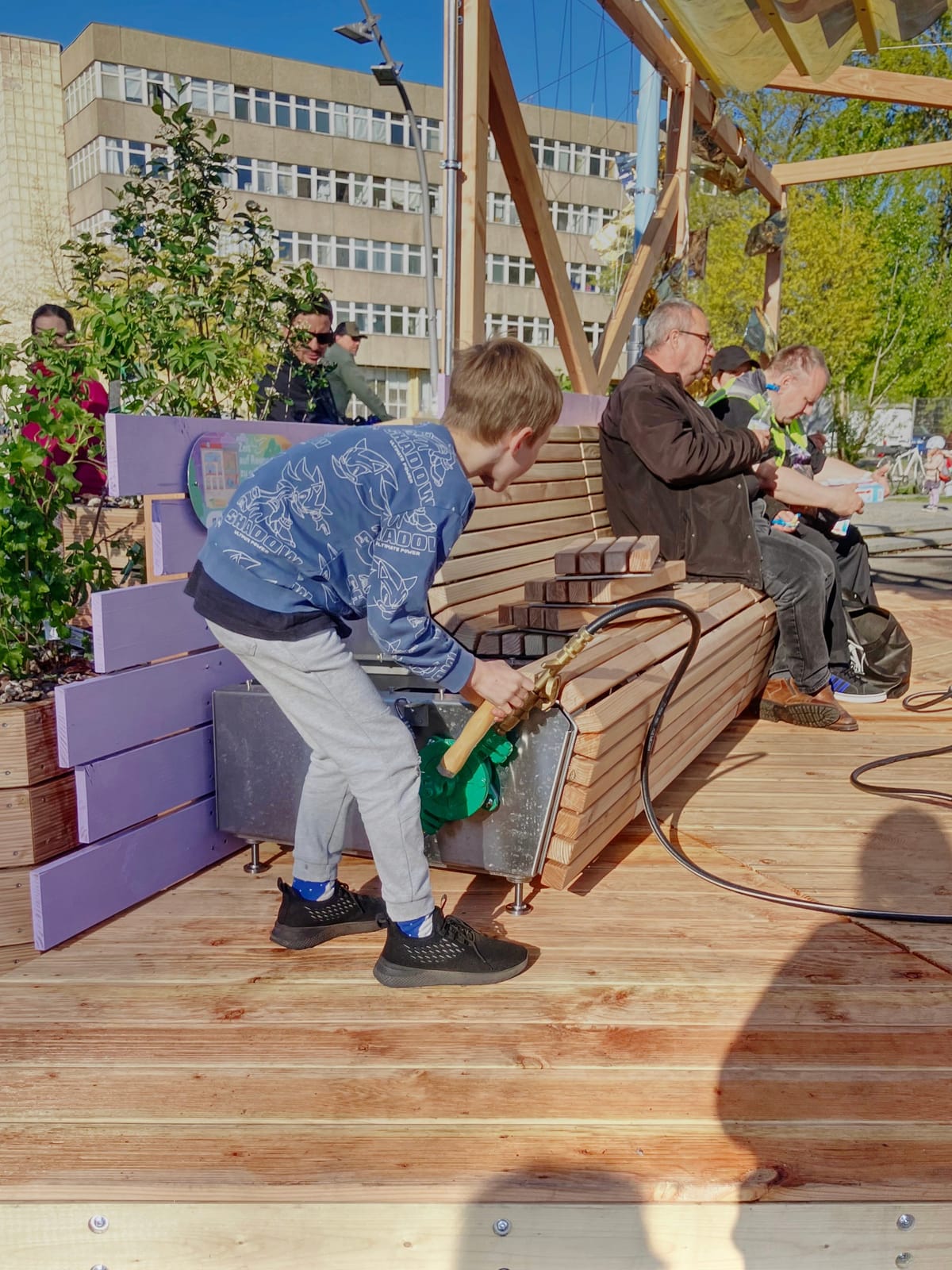 Handpumpe der Regenwasserbank am Kaisersteg wird benutzt