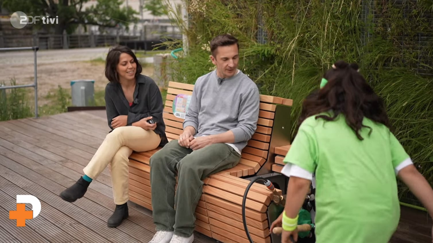 Regenwasserbank mit Rhea und dem ZDF Pur-Team